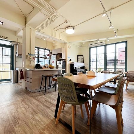 Funtime Hostel Chiayi City Exteriör bild
