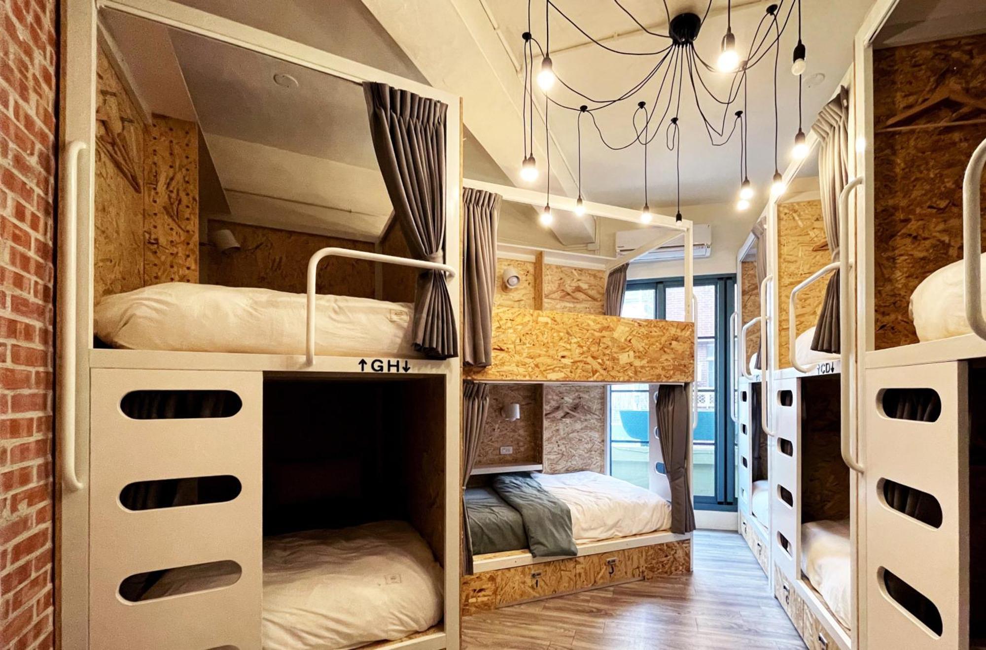 Funtime Hostel Chiayi City Exteriör bild