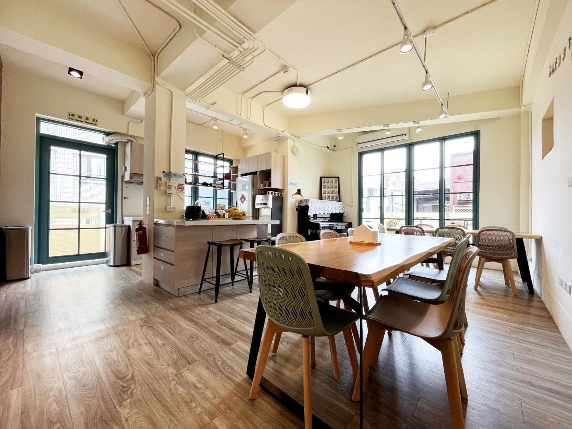 Funtime Hostel Chiayi City Exteriör bild